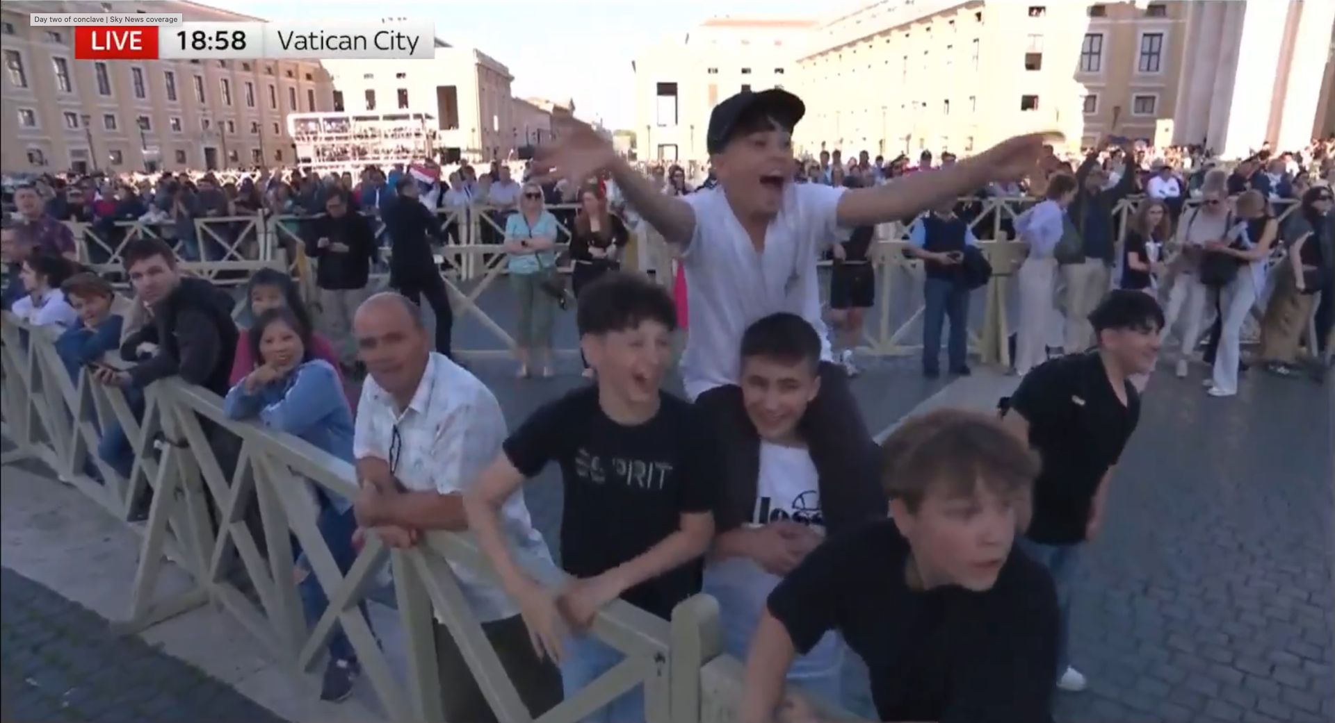 На площі Святого Петра у Римі зібралася велика кількість людей. Вони очікують, коли новий Папа зʼявиться на балконі Сикстинської капели. На площі Святого Петра у Римі зібралася велика кількість людей. Вони очікують, коли новий Папа зʼявиться на балконі Сикстинської капели.