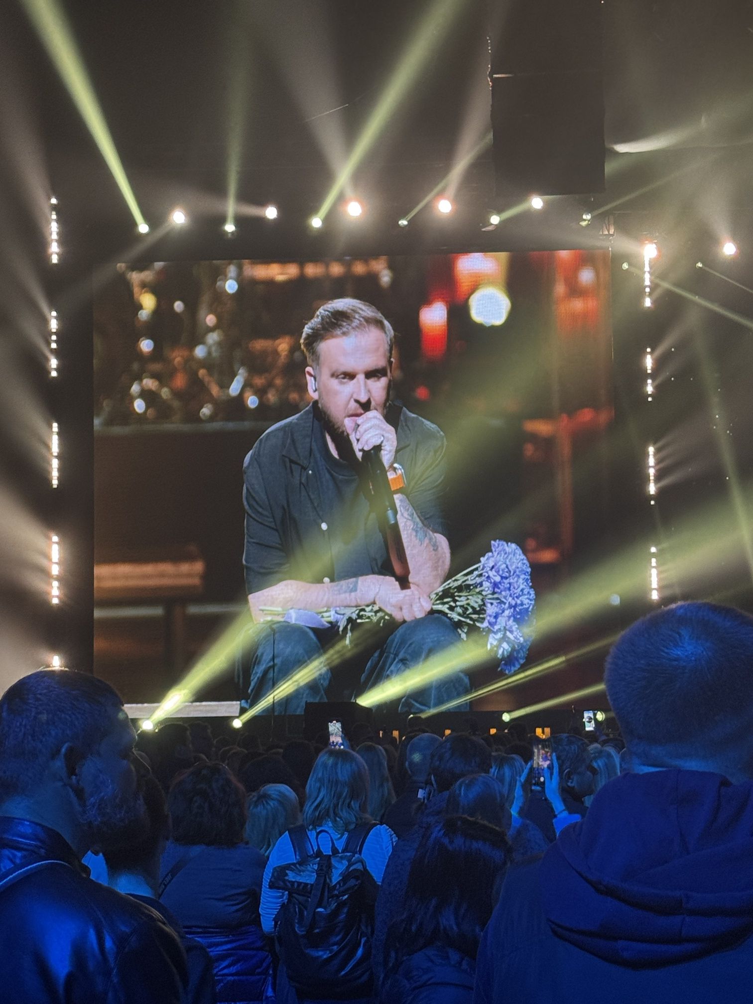 Через каждую песню Сергею дарили цветы.