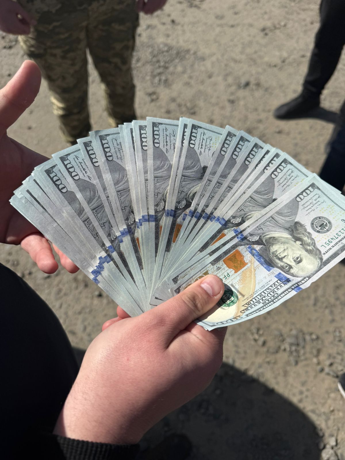 Не фартонуло! Ухилянт пропонував 6000 доларів за виїзд до Польщі, але прикордонник виявився чесним 1