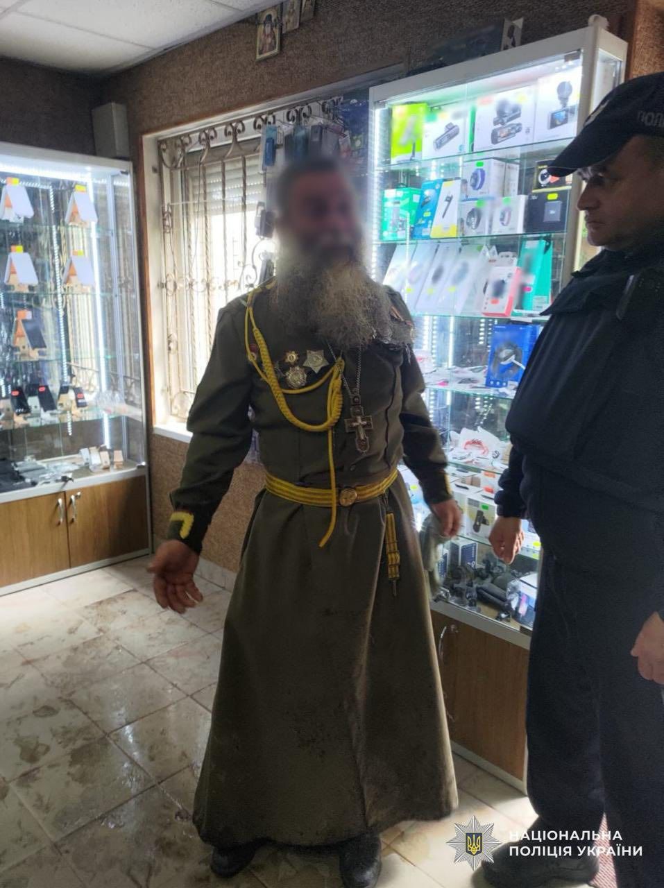 Священник УПЦ МП пошив собі "георгієвський підрясник" і гуляв у ньому по Закарпаттю - але не довго 1