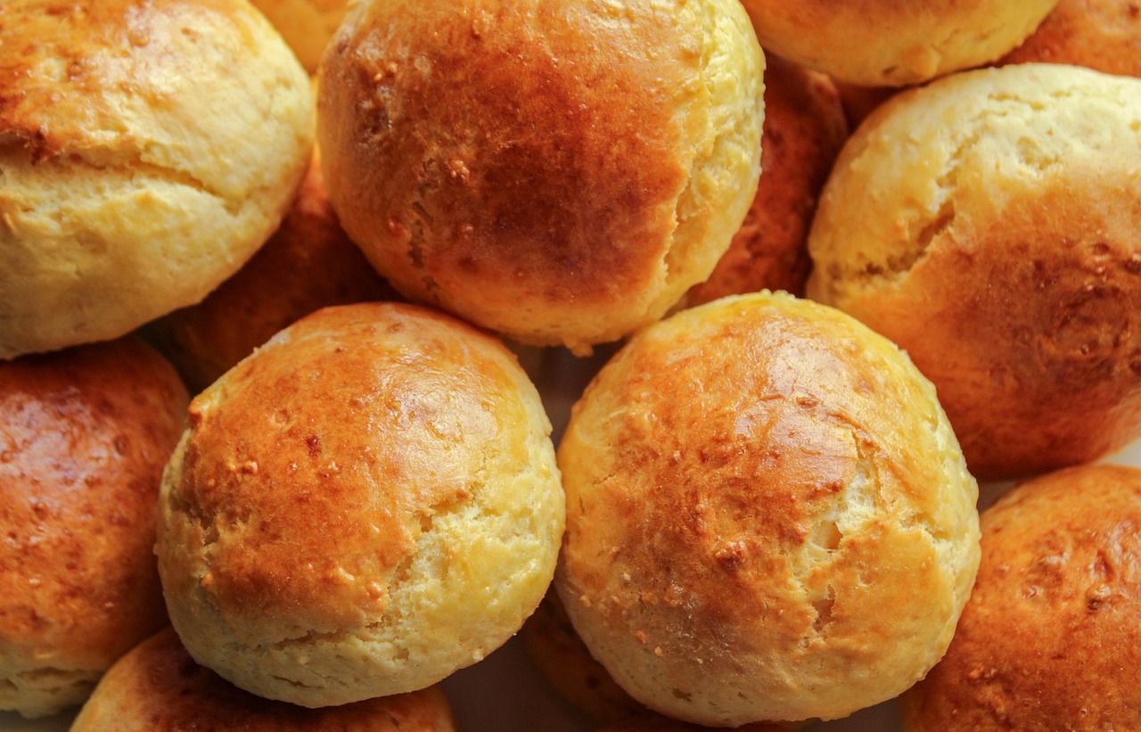 Булочка бріош - це не просто хліб, він вирізняється м'яким внутрішнім шаром і класичною золотистою скоринкою!