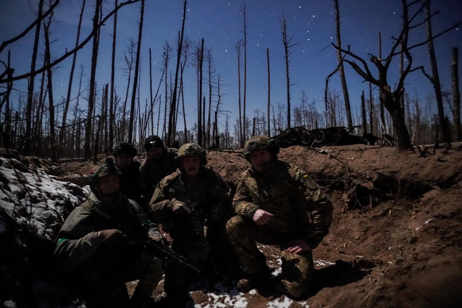 Командующий НГУ Александр Пивненко с бойцами Командующий НГУ Александр Пивненко с бойцами