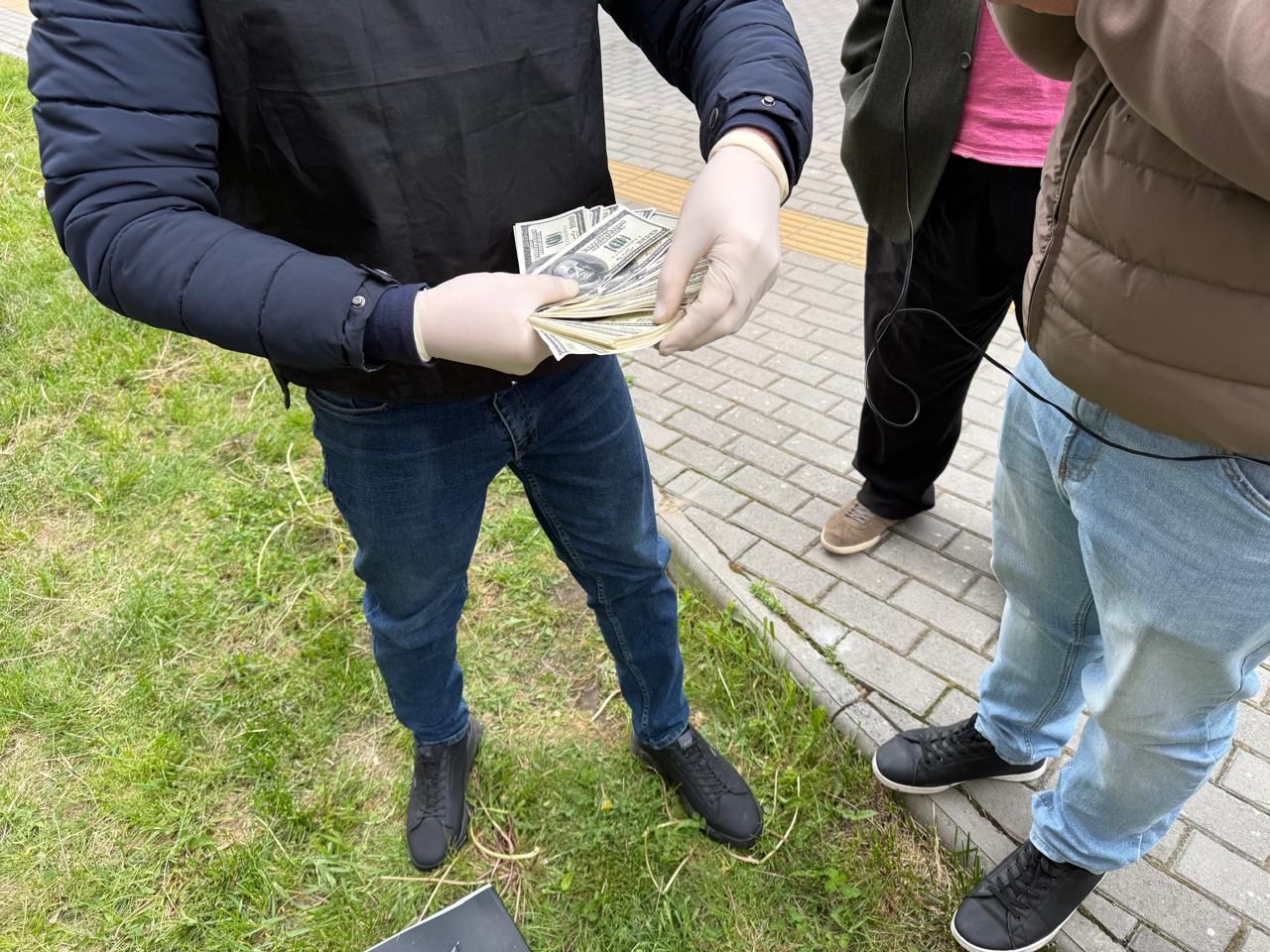 За перетин кордону просив з ухилянтів шалені гроші, тож за послугами звернулися правоохоронці: гучне затримання у Львові 1