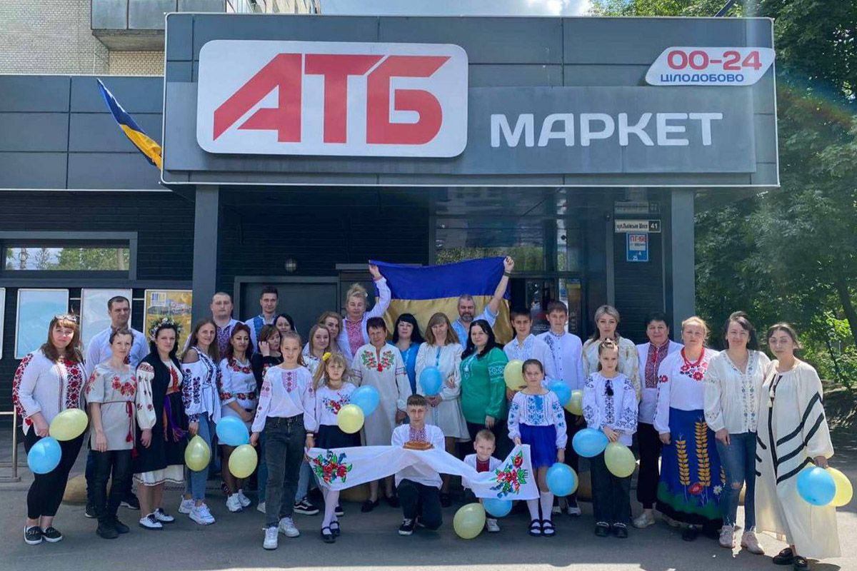 Тисячі співробітників «АТБ» вийшли на роботу у вишиванках