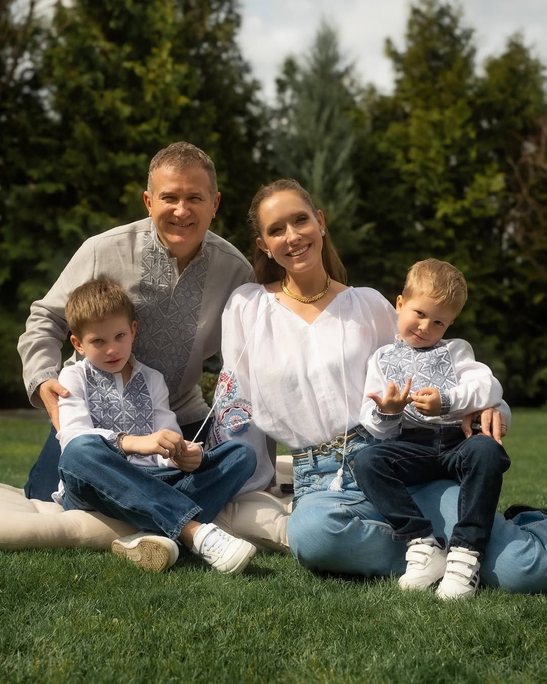 Телеведучі Катерина Осадча та Юрій Горбкнов з синами