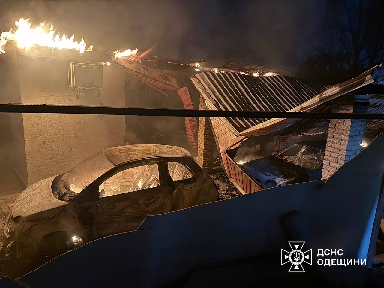 В результате атаки уничтожены три автомобиля. Фото — ГСЧС