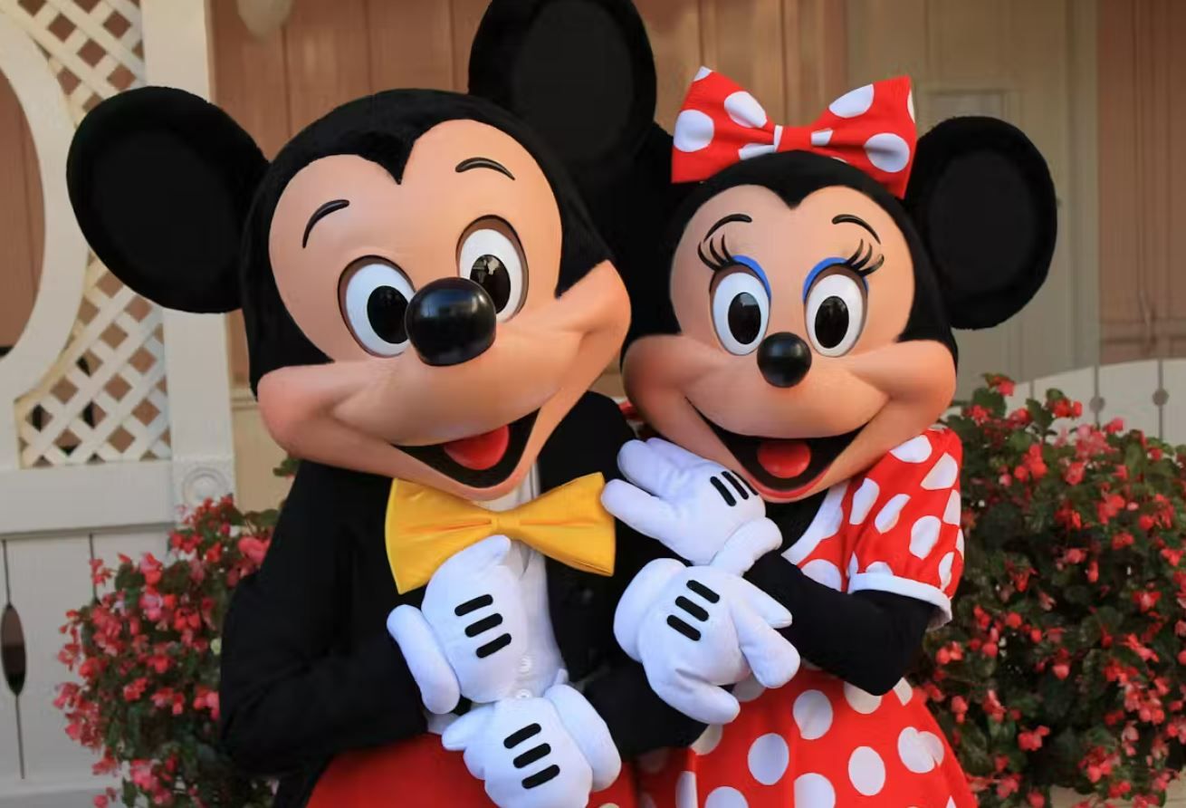 У Микки нет ресниц, а у Минни длинные.