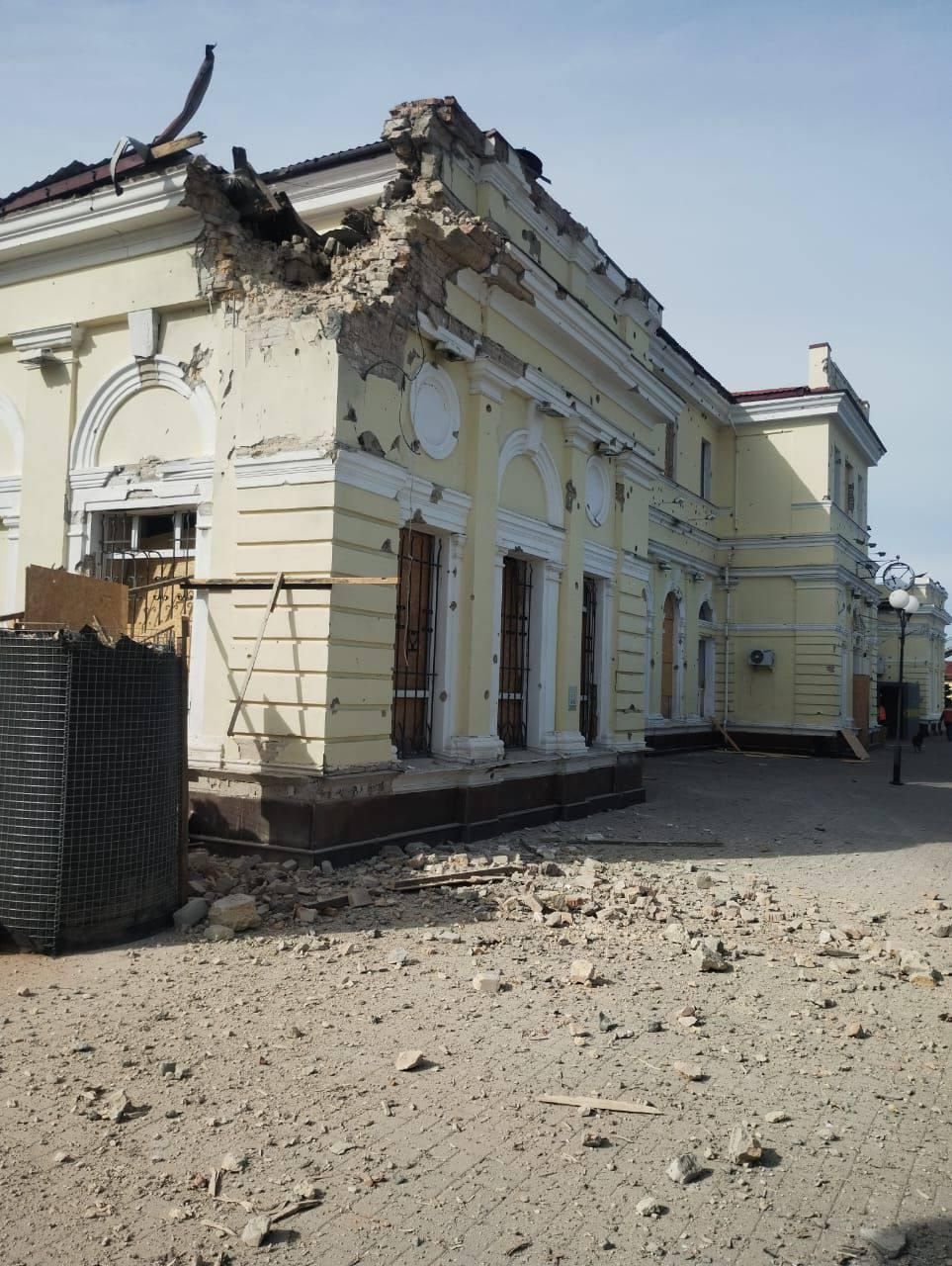 Россия попала по железнодорожному вокзалу Херсона: здание имеет значительные повреждения.