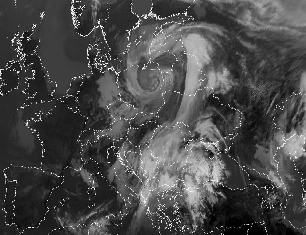 циклон з центром над Польщею та його атмосферний фронт