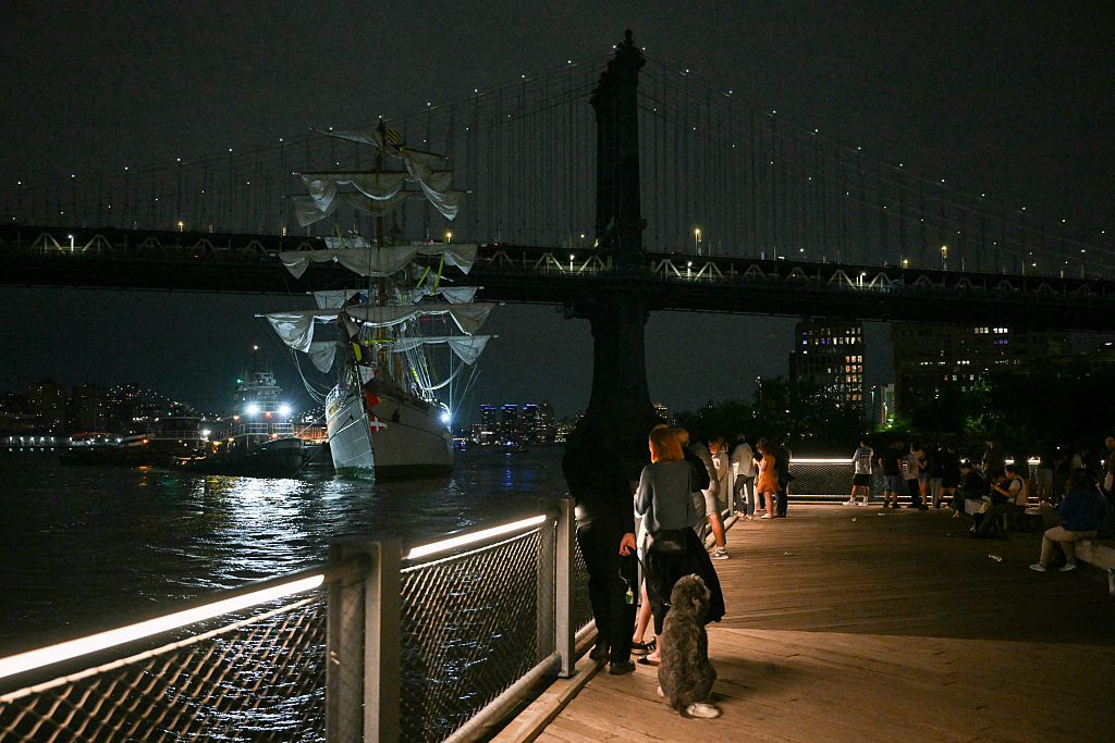 Парусник ВВС Мексики "Куаутемок" мачтами задел Бруклинский мост. Фото - Getty Images