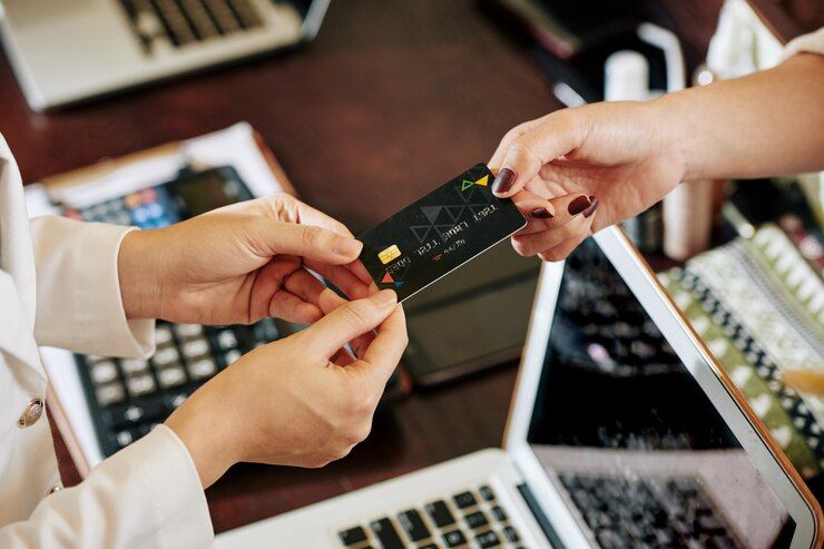 День банковских работников Украины - профессиональный праздник, основанный в 2004 году, призван привлечь внимание к банковской сфере и работе ее работников.