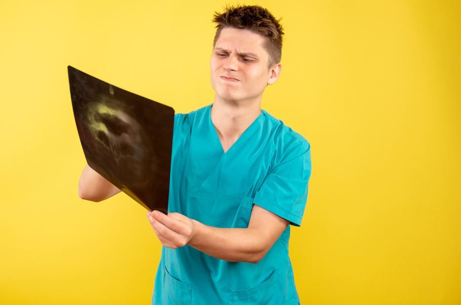 Человеческие кости постоянно обновляются примерно каждые 7 лет, а в детском возрасте кости еще остаются мягкими и гибкими.