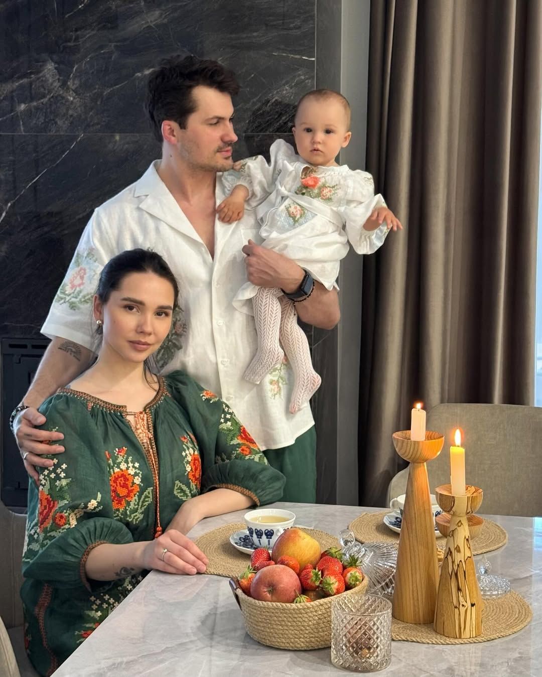 Евгений Кот с маленькой дочерью и розой Наталией Татаринцевой.