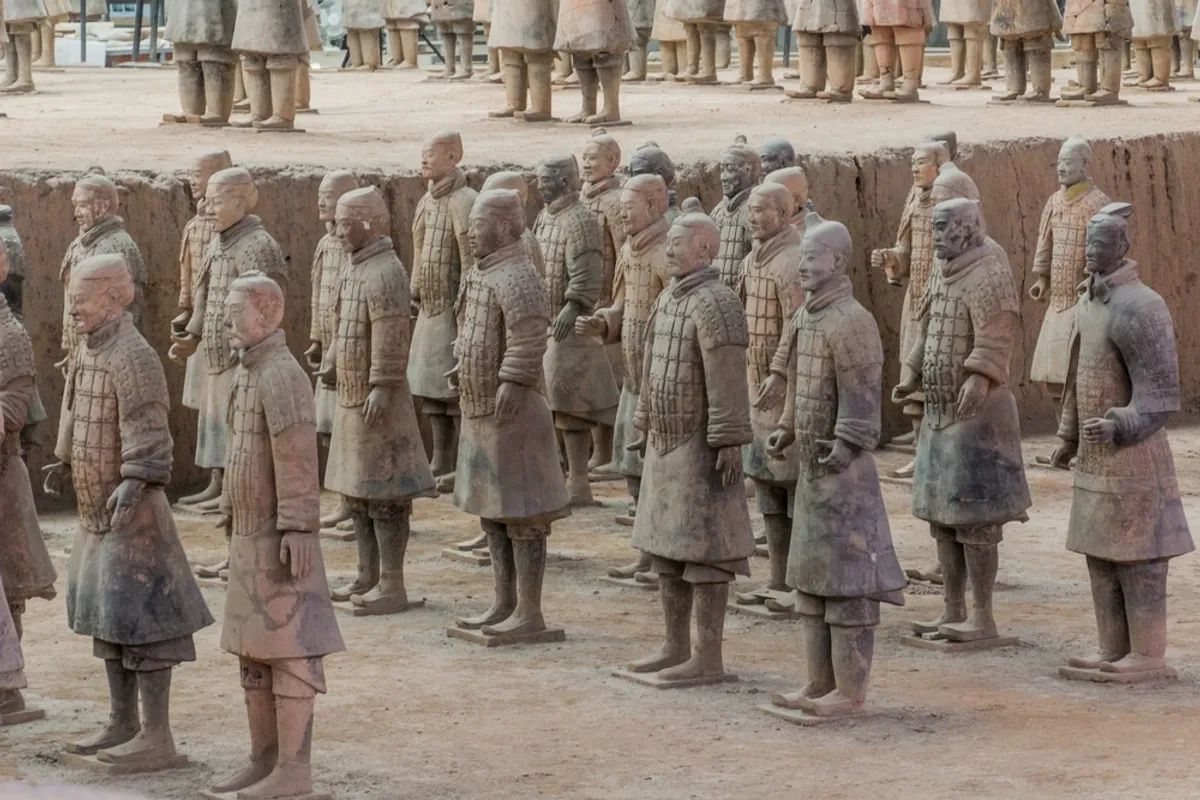 Історики вважають, що двір був побудований для служіння Цінь Шихуані в потойбічному житті. Історики вважають, що двір був побудований для служіння Цінь Шихуані в потойбічному житті.