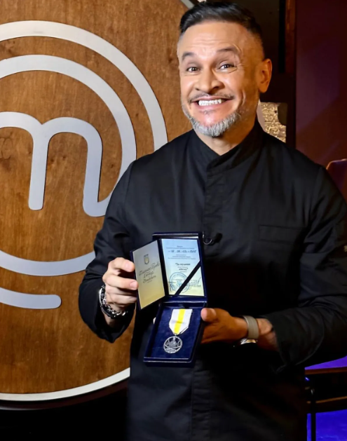 Ектор Хіменес-Браво з нагородою від Валерія Залужного Ектор Хіменес-Браво з нагородою від Валерія Залужного