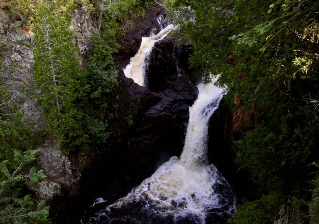 Частина води каскадом стікає в отвір, і ніхто точно не знає, куди вона йде потім. 