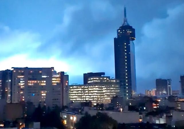 Блакитні спалахи під час землетрусу освітлювали небо, наче блискавки.