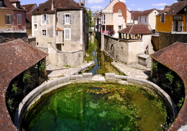 Люди використовували Фосс Діонн століттями, навіть не знаючи, звідки бере початок стрімке джерело.