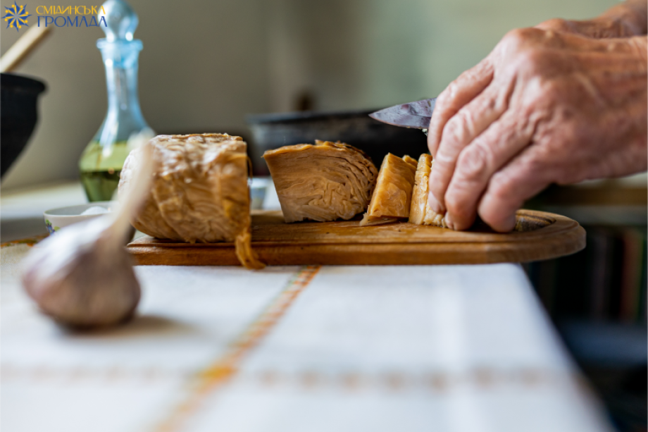 В основному печену капусту нарізають великими шматочками, додавши квашені огірки, часник, олію, сіль, перець до смаку.