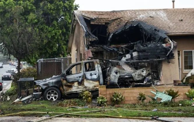 Після аварії літака спалахнули 15 будинків і кілька автомобілів. Фото - Соцмережі Після аварії літака спалахнули 15 будинків і кілька автомобілів. Фото - Соцмережі