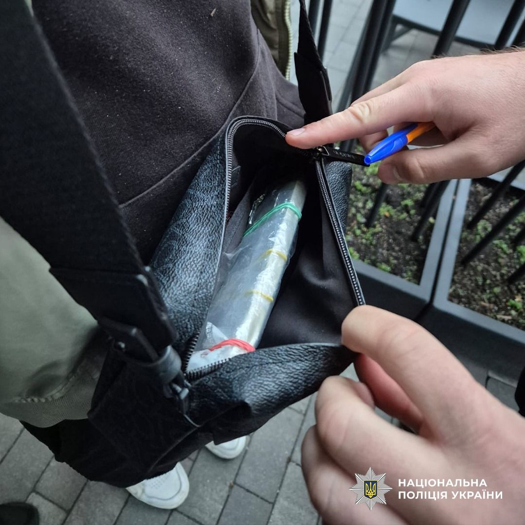 Нацполіція затримала київського барбера за нелегальний підробіток — допомагав ухилянтам тікати за кордон 1