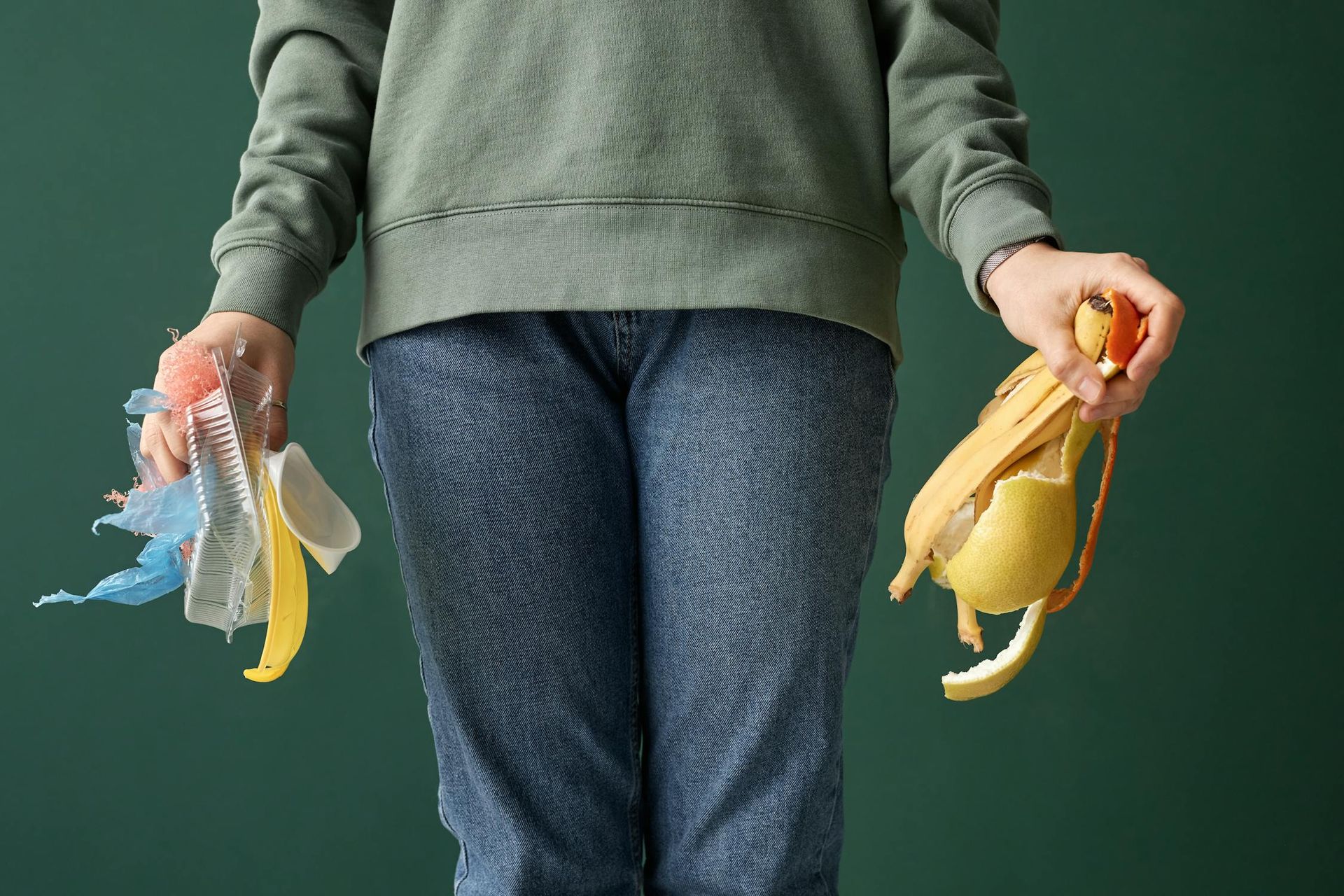 Компостирование не только улучшает здоровье почвы, но и снижает количество попадающих на свалки отходов.