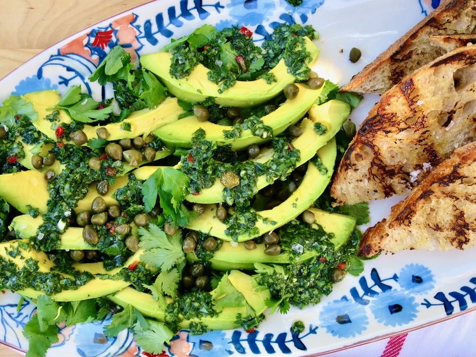 Встречаем лето салатом с авокадо и кинзой.