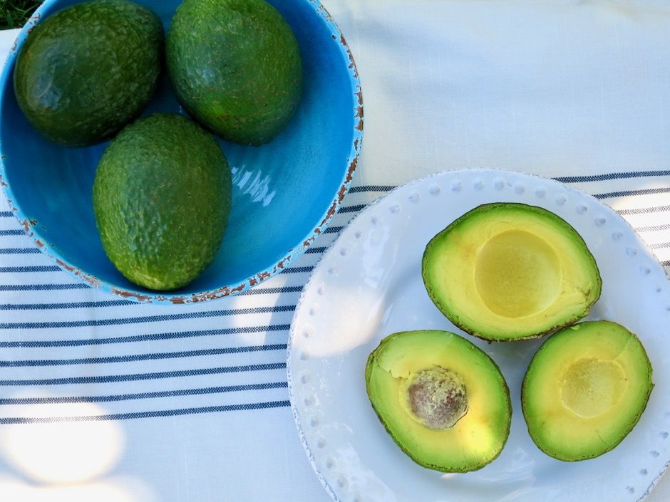 Встречаем лето салатом с авокадо и кинзой.