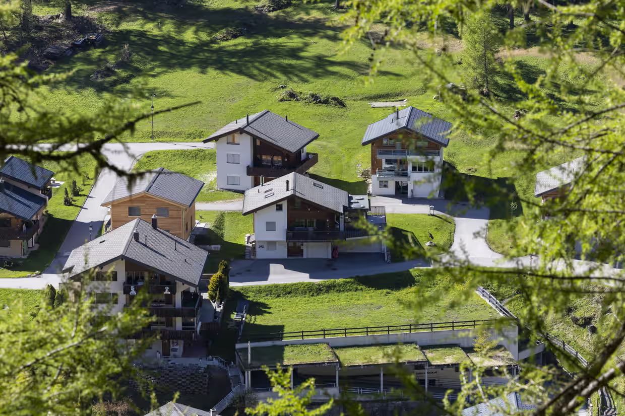 Порожні будинки в Блаттені перед обвалом. Фото: EPA Порожні будинки в Блаттені перед обвалом. Фото: EPA