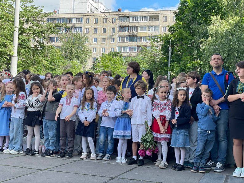 Последний звонок в киевской школе, 30 мая 2025 г. Фото: Общественное Последний звонок в киевской школе, 30 мая 2025 г. Фото: Общественное