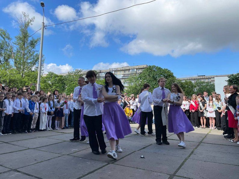 Последний звонок в киевской школе, 30 мая 2025 г. Фото: Общественное Последний звонок в киевской школе, 30 мая 2025 г. Фото: Общественное