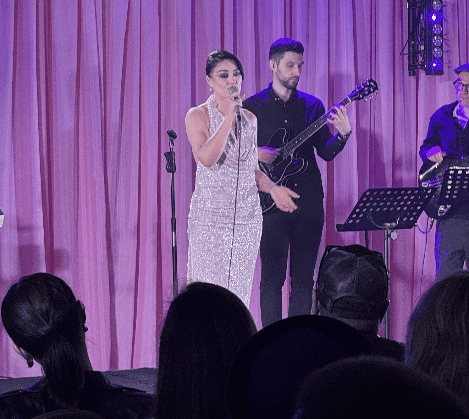 Зворушливими були моменти, коли Марта ділилася історіями створення своїх пісень. Зворушливими були моменти, коли Марта ділилася історіями створення своїх пісень.