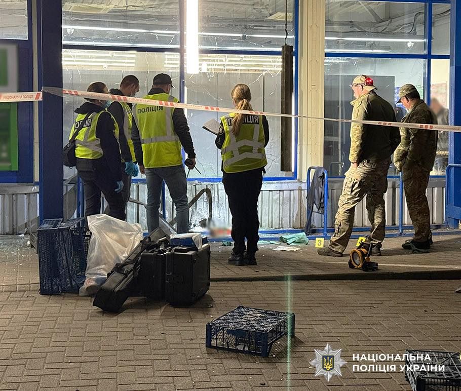 Замах на вбивство у Житомирі: біля супермаркету вибухнула граната, поранено шістьох людей 2