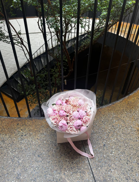 Букет квітів, які Катерина Остапчук отримала від нових власників салону Букет квітів, які Катерина Остапчук отримала від нових власників салону