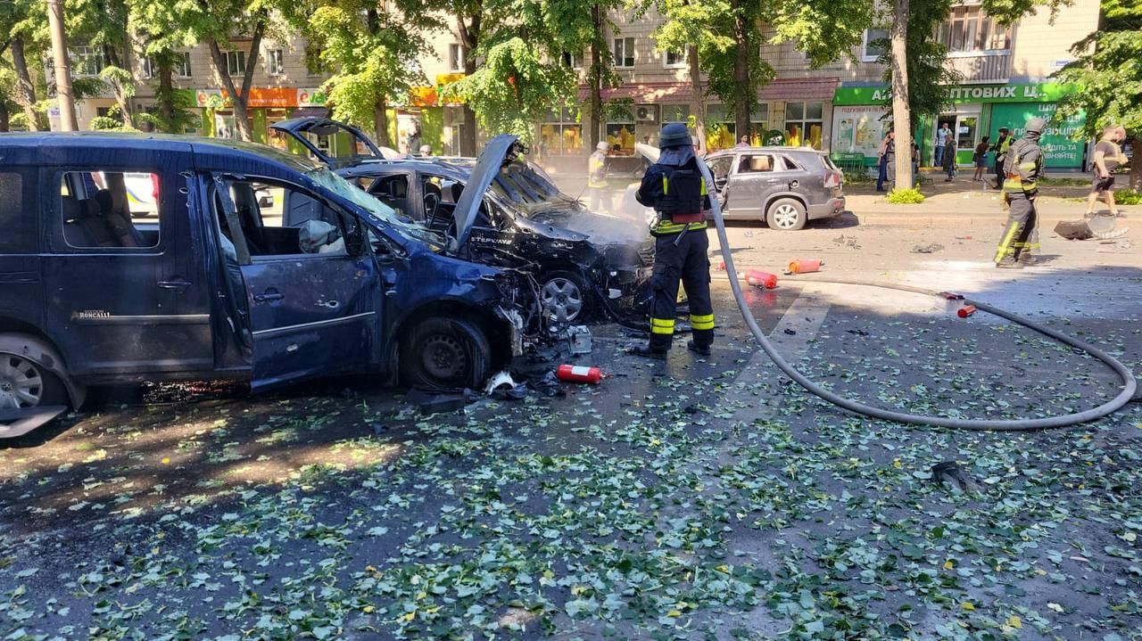 Россияне ударили по центру Сум: есть погибший, много раненых, попадание по машколежу.