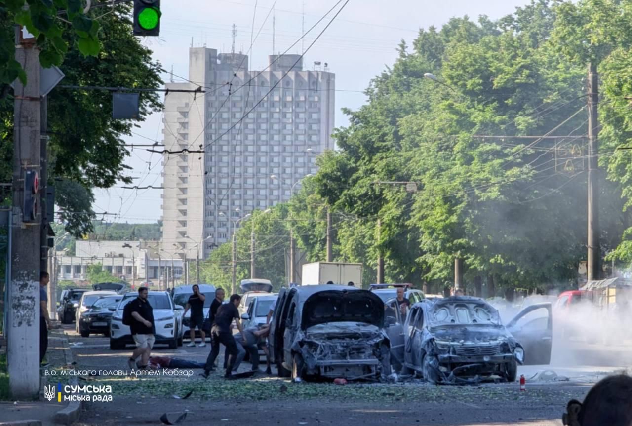 Россияне ударили по центру Сум: есть погибший, много раненых, попадание по машколежу.