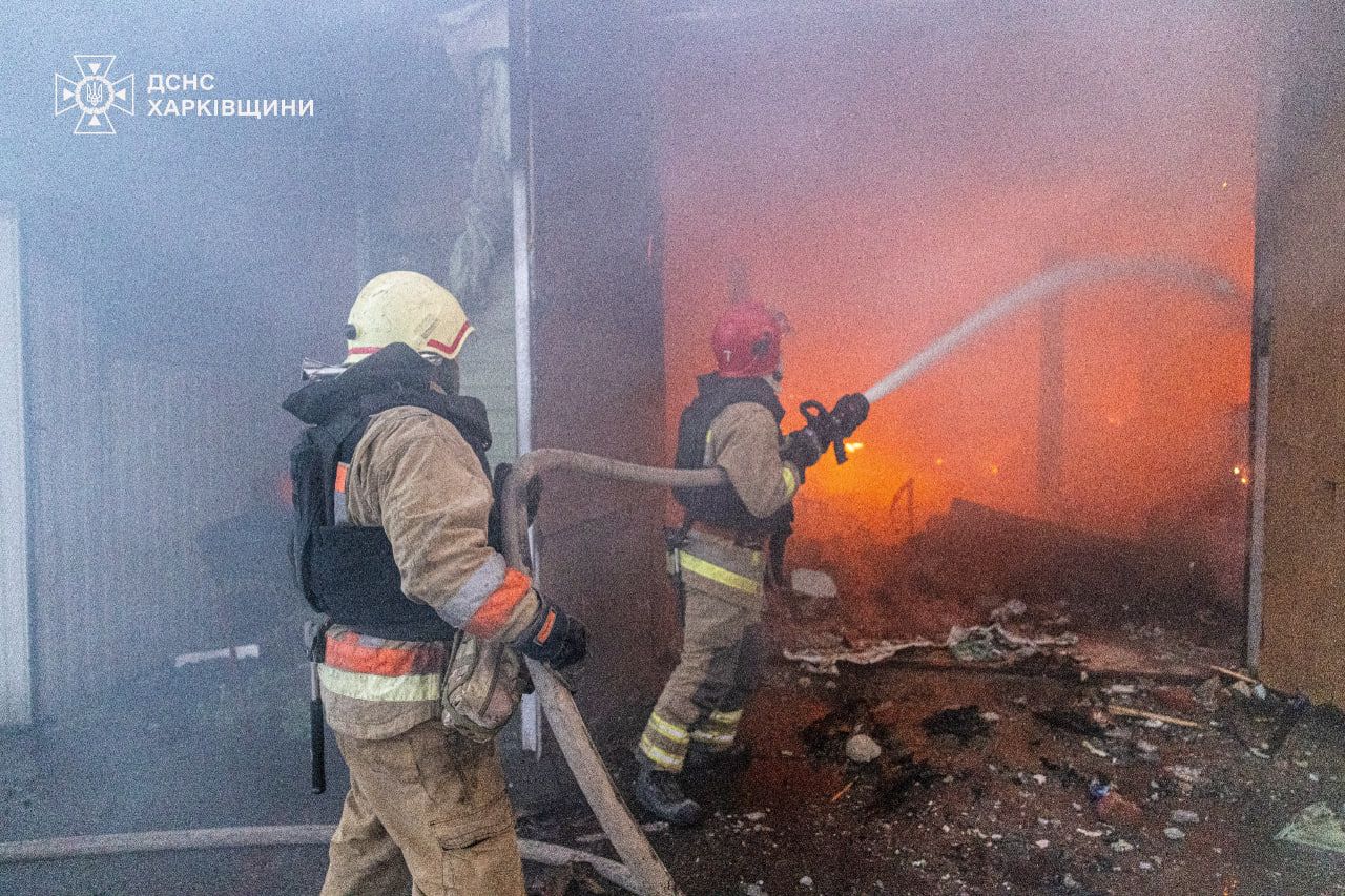 Спасатели на месте прилета Спасатели на месте прилета