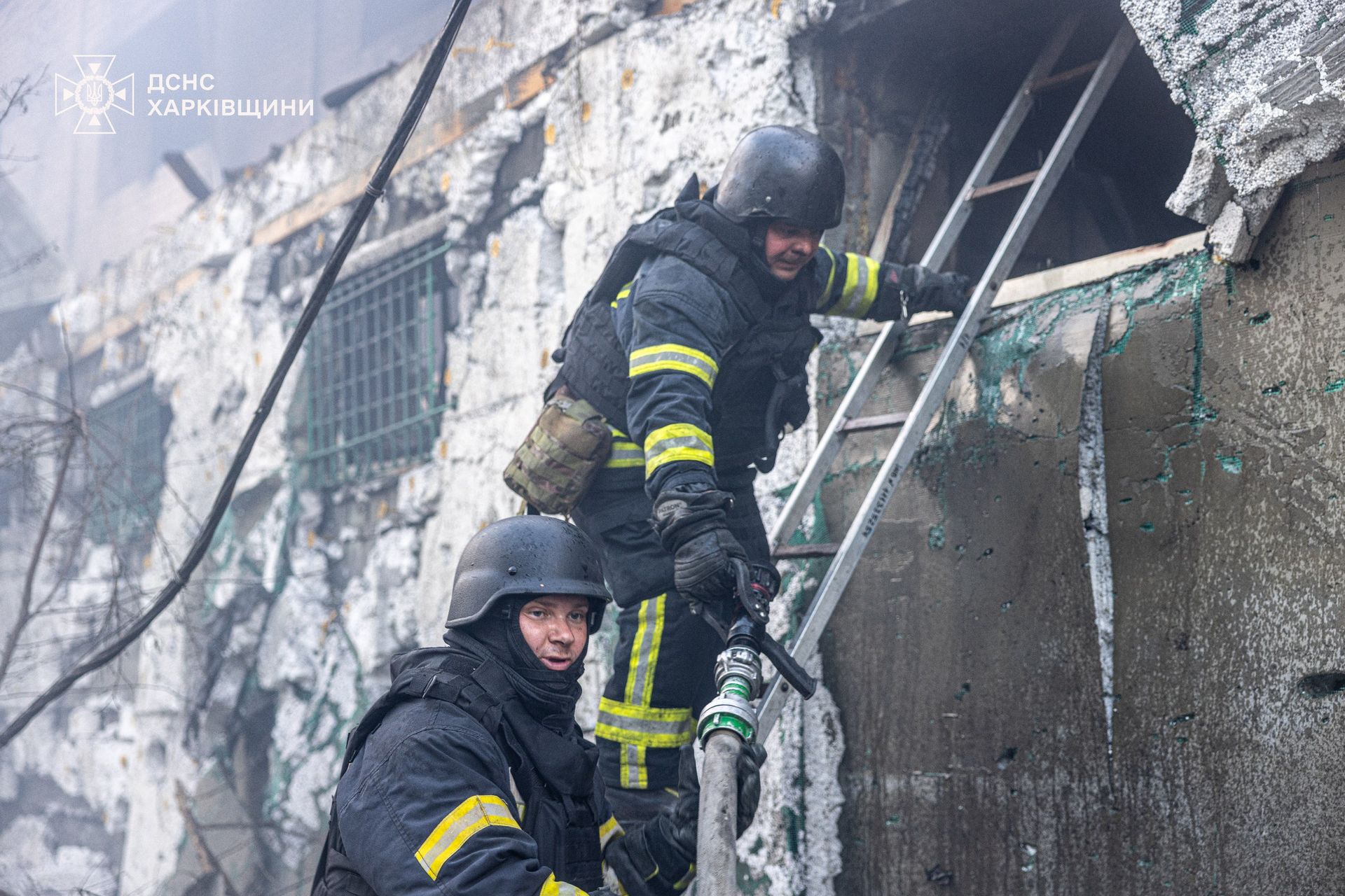 Рятувальники на місці прильоту Рятувальники на місці прильоту