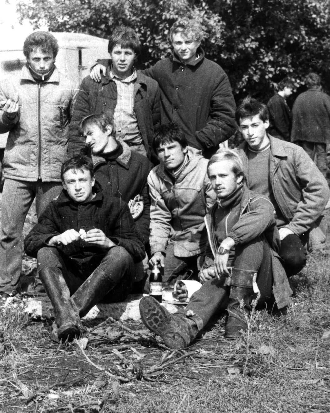 Дмитрий Гордон в юности (крайний справа на фото) Дмитрий Гордон в юности (крайний справа на фото)