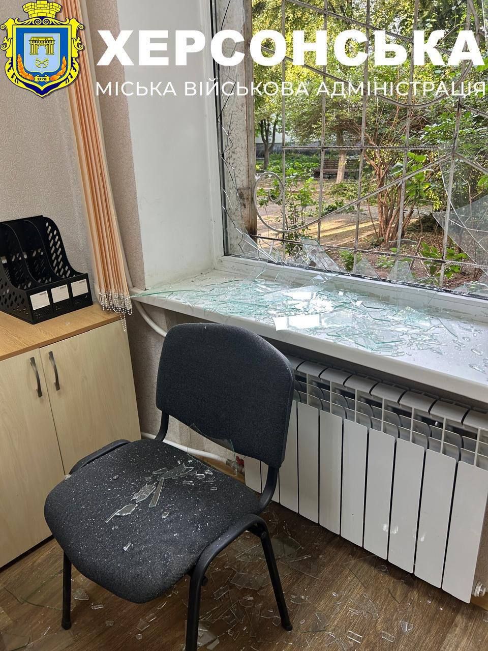 Выбитое окно в горсовете Выбитое окно в горсовете