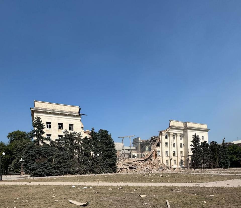 Россияне второй раз за день сбросили авиабомбы на здание ОГА в Херсоне: оно полностью разрушено 3