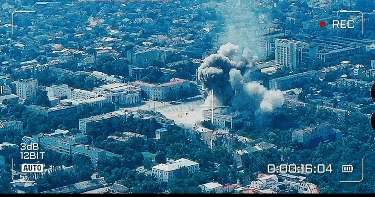 Россияне второй раз за день сбросили авиабомбы на здание ОГА в Херсоне: оно полностью разрушено 2