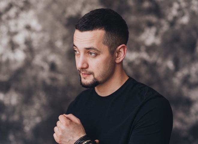 Певец Стас Шуринс Певец Стас Шуринс