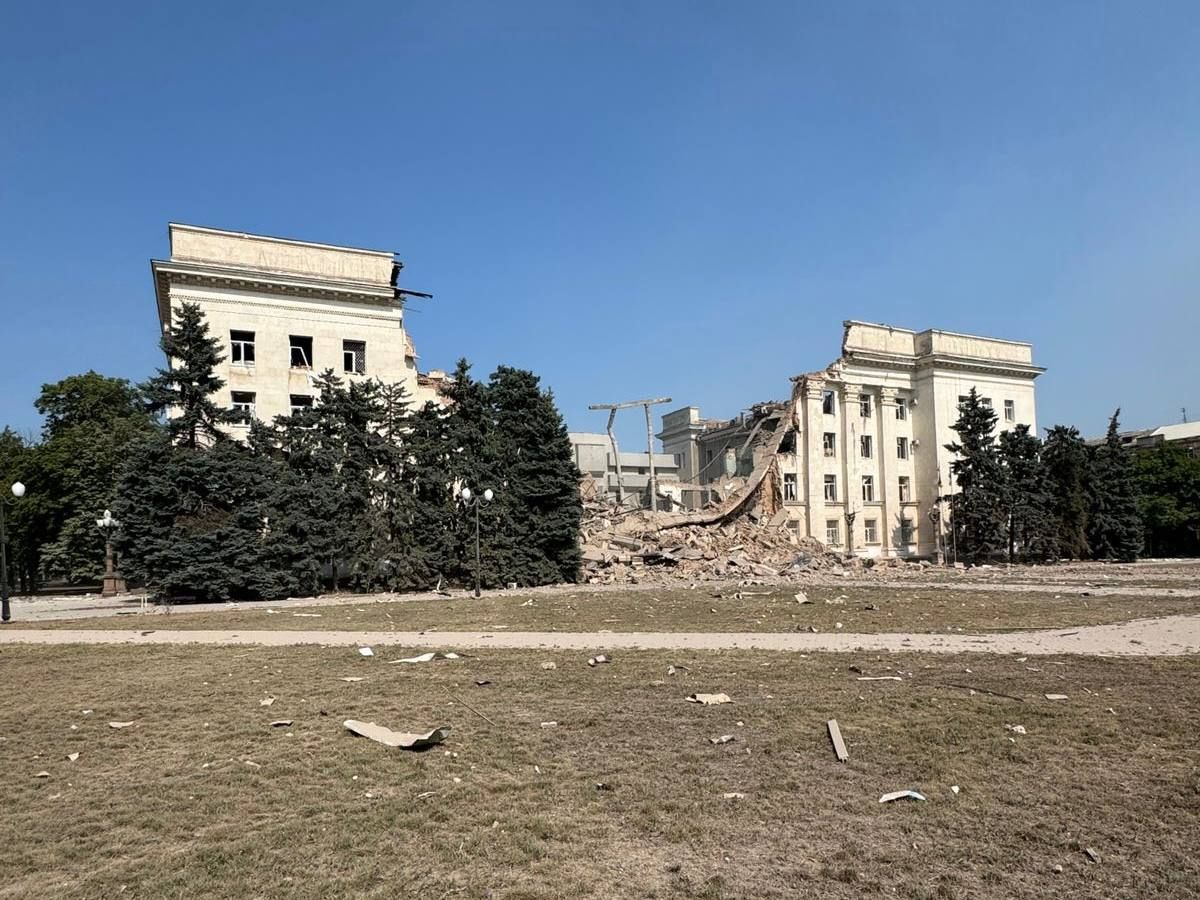 Разрушено здание Херсонской ОВА Разрушено здание Херсонской ОВА