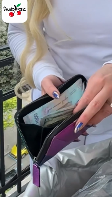Кошелек Камалии радует ее глаз банкнотами Кошелек Камалии радует ее глаз банкнотами