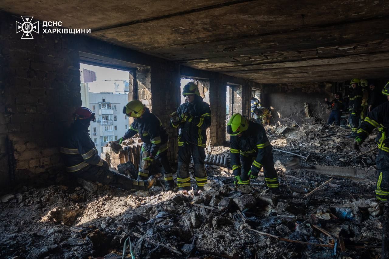 Сотрудники ГСЧС ликвидируют последствия обстрела РФ Сотрудники ГСЧС ликвидируют последствия обстрела РФ