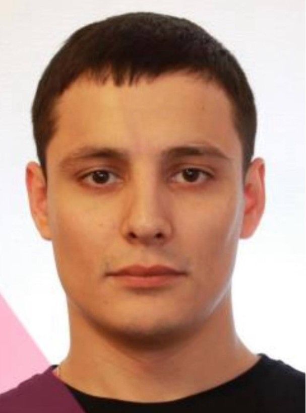 Тимуру Галямов, сумнівний персонаж, громадянин РФ, який живе в Україні під іншим ім'ям та з українським паспортом на ім'я Артема Халікова