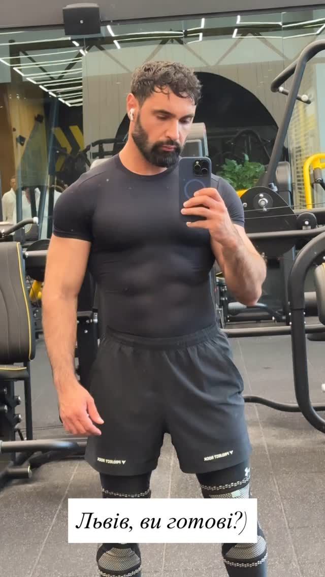 В то же время артист не забывает посещать спортивный зал В то же время артист не забывает посещать спортивный зал