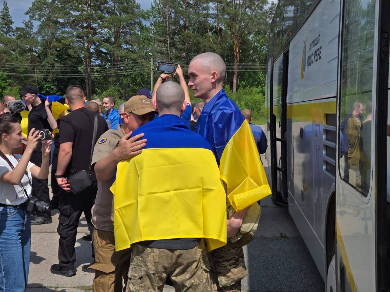 Вдома радо зустрічають українців Вдома радо зустрічають українців