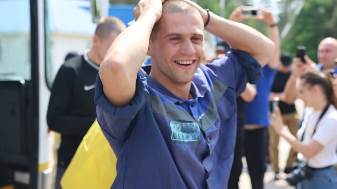 Емоції щастя звільнених з полону Емоції щастя звільнених з полону